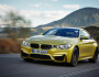 Goldenes BMW M4 Coupé in der Frontansicht, Fahraufnahme