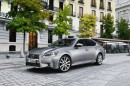 Silbergrauer Lexus GS 300h in der Seitenanscht