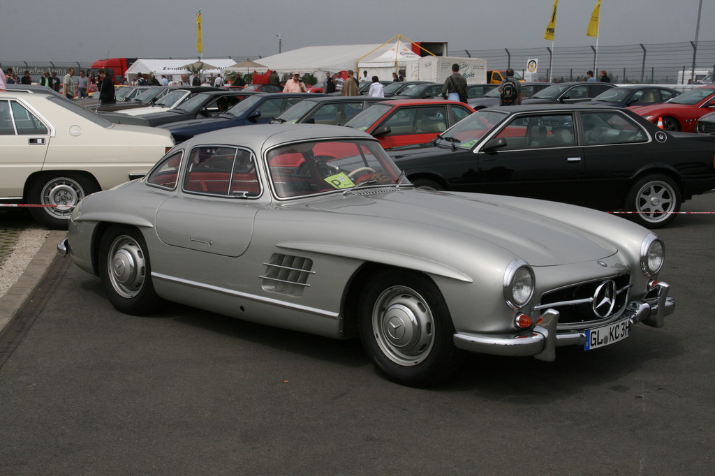 Silberner Oldtimer Mercedes-Benz 300 SL