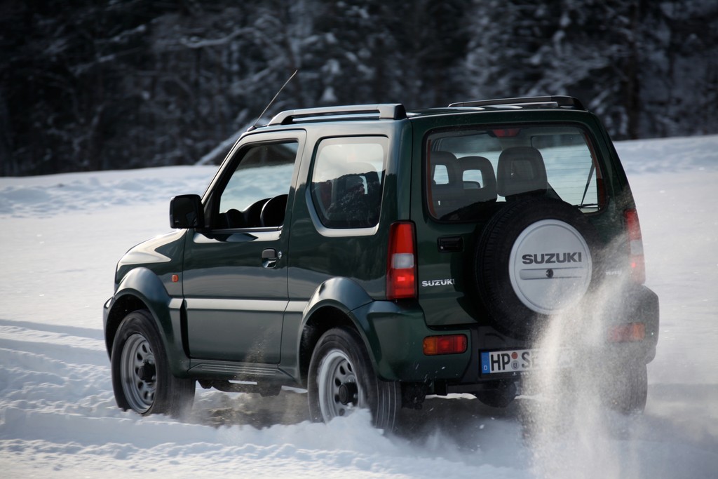 Geländewagen Suzuki Jimny mit Allradantrieb im Winter