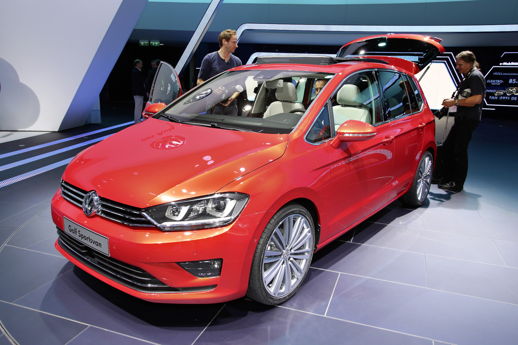 Auf einer 2013er Messe wird der VW Golf Sportsvan präsentiert