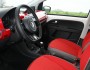 Die Vordersitze des Volkswagen Cross-Up in rot