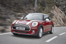 Roter Mini Cooper Modellgeneration 2014 in der Frontansicht, Fahraufnahme