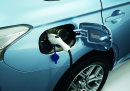 Der Mitsubishi Outlander PHEV wird aufgeladen
