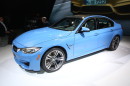 BMW M3 Limousine in hellblau auf der Automesse Detroit