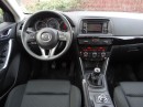Das Armaturenbrett des Mazda CX-5 mit Display inklusive