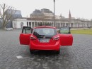 Roter Opel Meriva Facelift 2014 in der Heckansicht