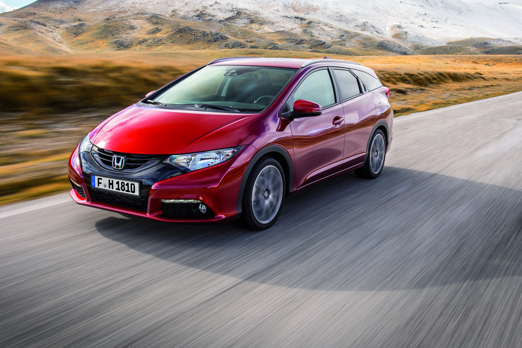 Fotoaufnahme vom fahrenden Honda Civic Tourer in rot