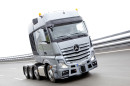Das Lkw-Modell Mercedes-Benz Actros 4163 SLT bei der Fahrt