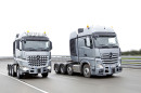 Die Lkw-Modelle Arocs SLT 4258 und Actros SLT 4163 bei der Fahrt