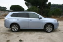 Mitsubishi Outlander PHEV in der Metallic-Lackierung Aqua-Silber