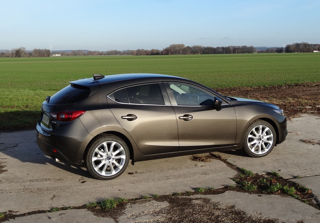 Seitenaufnahme vom 2014er Mazda3 Skyactiv-G 120 Sports-Line