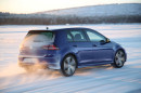 Probefahren im VW Golf R im Winter auf Eis