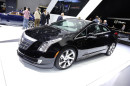 schwarzer Cadillac ELR mit Elektroantrieb auf einer Messe