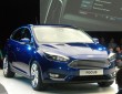 Blauer Ford Focus Facelift Modell als Fünftürer