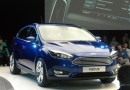 Blauer Ford Focus Facelift Modell als Fünftürer