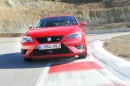 Fahraufnahme vom neuen Seat Leon Cupra in rot in der Frontansicht