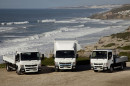 Die leichten Nutzfahrzeuge Fuso Canter 8,55 t, Canter Eco Hybrid und Canter 3,5 t nebeneinander
