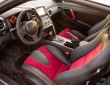 Der Innenraum des Nissan GT-R Nismo 2014 mit roten Sitzen
