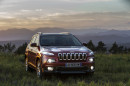 Roter Jeep Cherokee 2014 in der Frontansicht