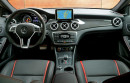 Die Sitze, Mittelkonsole und Lenkrad des Mercedes-Benz GLA 45 AMG