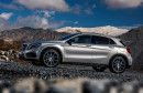 silberner Mercedes-Benz GLA 45 AMG in der Seitenansicht