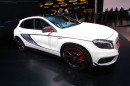 Weißer Mercedes-Benz GLA-Klasse 45 AMG auf einer Automesse