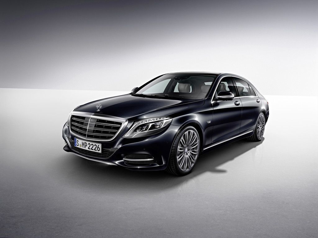 Die Oberklasselimousine Mercedes-Benz S 600, Baujahr 2014 in schwarz