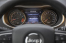 Die Rundinstrumente und das Display des Jeep Cherokee 2014