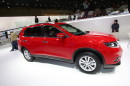 Neues SUV-Modell Nissan X-Trail in rot auf einer Messe