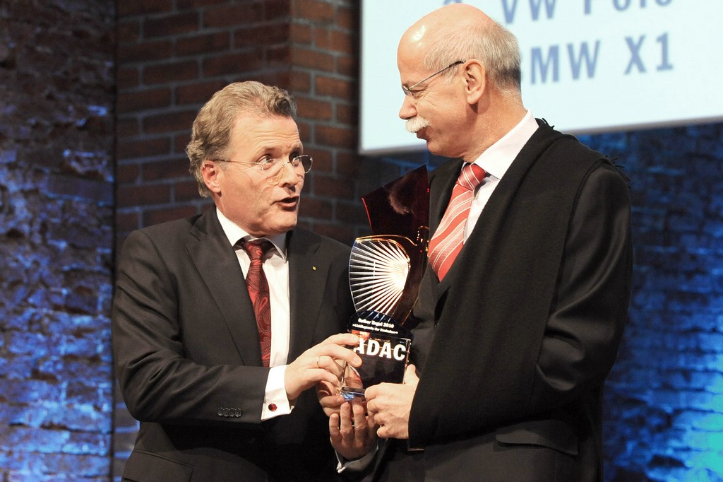 Dieter Zetsche bekommt Gelber Engel 2010 für die E-Klasse