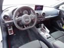 Das Audi S3 Quattro Cabrio Fahrer sitzt auf Sportsitzen