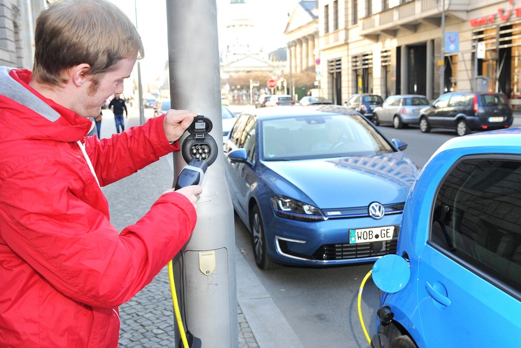 Aufladen von E-Fahrzeugen im öffentlichen Raum
