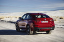 BMW X4 in rot in der Heckansicht (Fahraufnahme)
