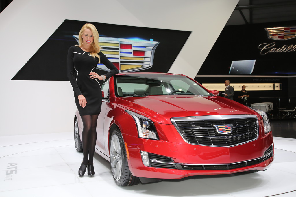 Cadillac ATS Coupé auf einer Automesse mit Hostess