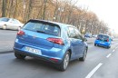 Die Elektromodelle VW e-Golf und e-up in blau