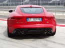 Das Heck eines roten Jaguar F-Type R Coupé