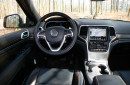 Das Cockpit des Jeep Grand Cherokee Overland mit TFT-Display
