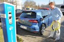 Der neue VW E-Golf beim laden