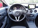 Das Multifunktions-Lederlenkrad mit dem Wählhebel für die Automatik im neuen CLA von Mercedes