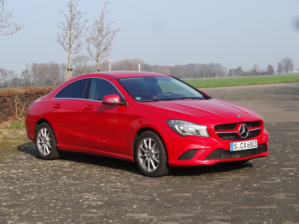 Mercedes-Benz CLA 200 Urban in rot mit Automatikgetriebe