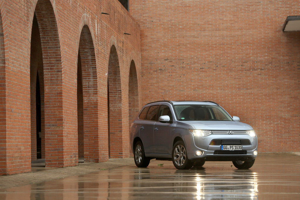 Standaufnahme Mitsubishi Outlander als Plug-in Hybrid