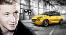 Der Fußballspieler mit dem Sondermodell Opel Adam 1909 powered by Marco Reus