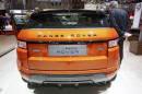 Das Heck des Range Rover Evoque Autobiography in orange