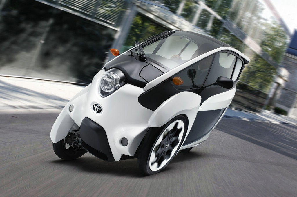 Elektro-Stadtflitzer Toyota i-Road auf den Straßen von Tokio