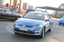 Blauer VW E-Golf bei den Tests, Fahraufnahme, Frontansicht