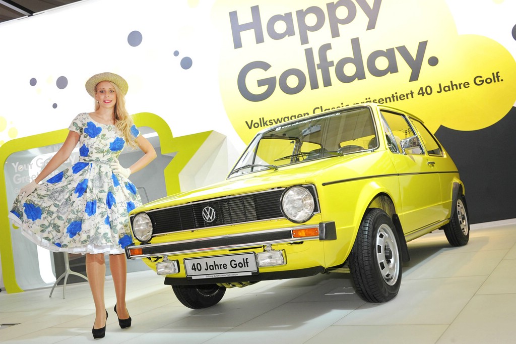 Den VW Golf1 präsentieren die Wolfsburger in gelb