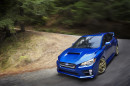 Blauer Subaru WRX STi bei den Tests auf Rallye-Konformen Straßen
