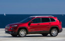 Roter Jeep Cherokee Limited in der Seitenansicht