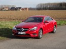 Rotes Mercedes-Benz E 220 CDI Coupé von 2014